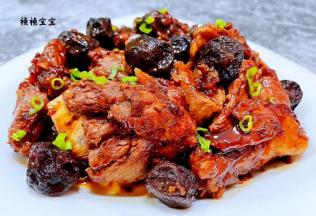 美味可口的话梅排骨装入盘中撒上香葱就大功告成了