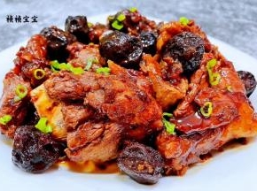 美味可口的话梅排骨装入盘中撒上香葱就大功告成了