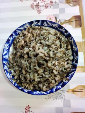 河虾去掉虾头，清洗干净，沥干水分备用！