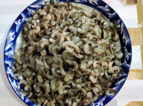 河虾去掉虾头，清洗干净，沥干水分备用！