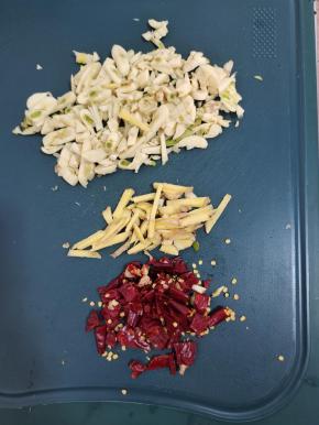 蒜瓣拍碎切成小丁，生姜切成丝。干辣椒切成段备用！