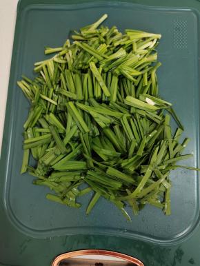 韭菜清洗干净，切成段备用！