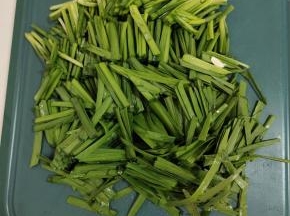 韭菜清洗干净，切成段备用！