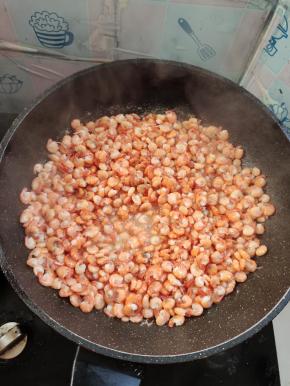 锅烧热，倒入适量的油，放入河虾翻炒片刻至河虾颜色变红，外壳酥脆，盛出备用！（我把处理好的河虾全部都炒了，放在冰箱冷藏保存，慢慢吃，以免放的时间长了变质！）