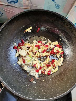 起锅烧油，放入蒜瓣，生姜，干辣椒，花椒爆香！