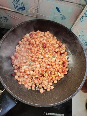 放入大约500克左右河虾翻炒均匀！