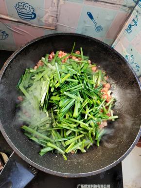 放入韭菜段翻炒均匀！