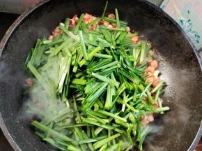 放入韭菜段翻炒均匀！