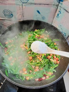 放入一勺盐调味！