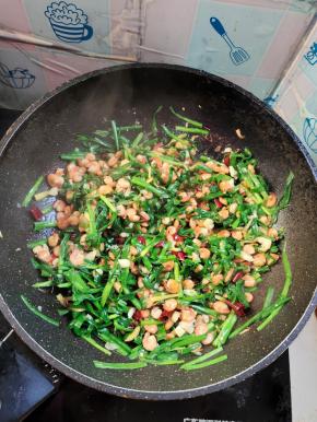 起锅前放入适量的鸡精翻炒均匀即可！