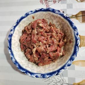 瘦肉洗净切成片，放入生抽，料酒，胡椒粉，玉米淀粉，适量的油搅拌均匀腌制20分钟！