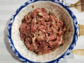 瘦肉洗净切成片，放入生抽，料酒，胡椒粉，玉米淀粉，适量的油搅拌均匀腌制20分钟！