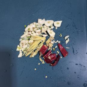 蒜瓣拍碎切成小块，生姜切成丝。干辣椒切成段备用！