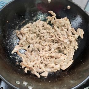 起锅烧油，放入腌制好的肉片翻炒至变色！盛出备用！