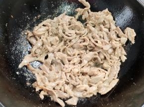 起锅烧油，放入腌制好的肉片翻炒至变色！盛出备用！