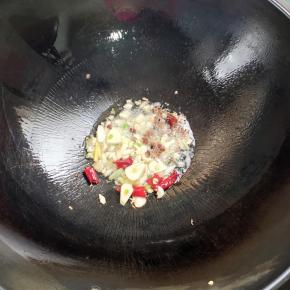 再次起锅烧油放入蒜瓣，生姜，花椒，干辣椒爆香！