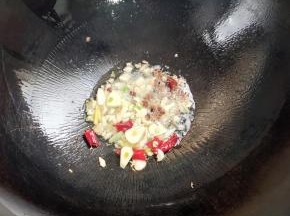 再次起锅烧油放入蒜瓣，生姜，花椒，干辣椒爆香！
