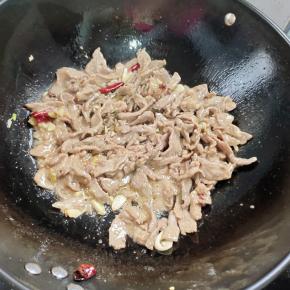 放入肉片翻炒均匀！