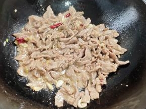 放入肉片翻炒均匀！
