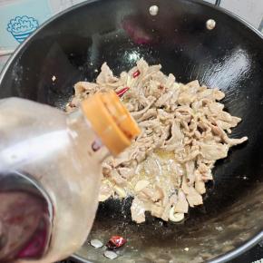 放入适量的红烧酱油翻炒均匀！