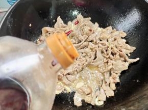 放入适量的红烧酱油翻炒均匀！