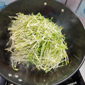 放入豆苗翻炒均匀！