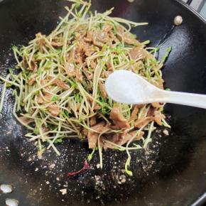 放入一勺盐调味！