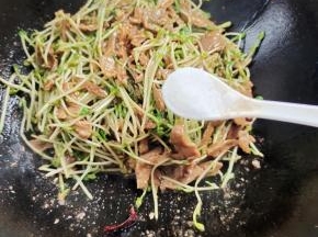放入一勺盐调味！