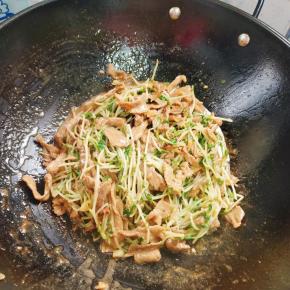 起锅前放入适量的鸡精翻炒均匀即可！