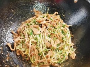 起锅前放入适量的鸡精翻炒均匀即可！