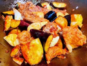 茄子炒出水分茄子和茭白入味