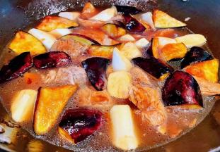 添加煮排骨肉的原汁原味汤汁大火焖十分钟