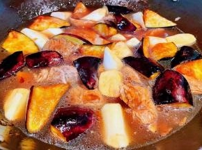 添加煮排骨肉的原汁原味汤汁大火焖十分钟