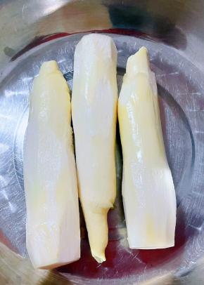 新鲜的茭白去皮洗净