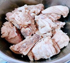 焯好水的排骨立即放入冷水中过凉多冲洗几遍洗净沥干水分