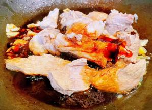 煮好的排骨肉放入锅中倒入调味料一品鲜酱油、蚝油、糖、料酒
