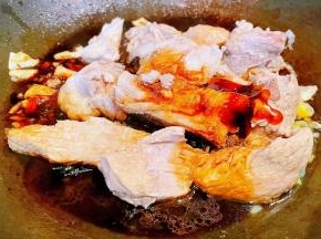 煮好的排骨肉放入锅中倒入调味料一品鲜酱油、蚝油、糖、料酒
