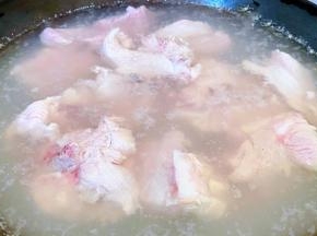 排骨放入开水中焯水断生去除多余的油脂和杂质