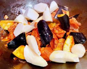 炒至排骨肉入味放入茭白和茄子