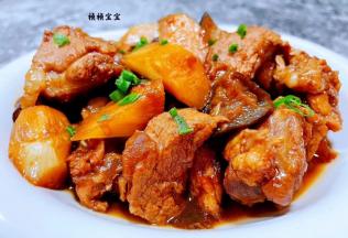 营养丰富的茭白茄子焖肉装入盘中撒上香葱就大功告成了