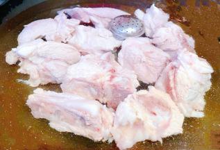 排骨和调味盒放入锅中放入糖、盐、料酒大火煮起来