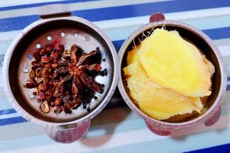 姜切大片、花椒、八角装入调味盒中