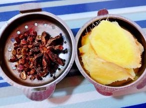 姜切大片、花椒、八角装入调味盒中
