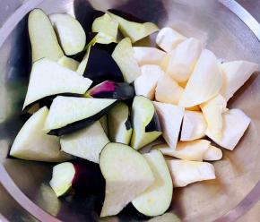 茭白和茄子切成滚刀块备用