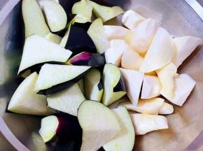 茭白和茄子切成滚刀块备用