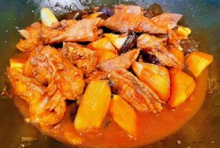 焖至汤汁不多时放入鸡汁调味均匀即可出锅享用