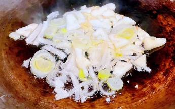 锅中倒入底油加热放入葱姜蒜爆香