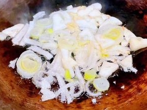 锅中倒入底油加热放入葱姜蒜爆香