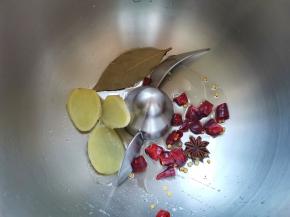 加八角香叶姜炒香，