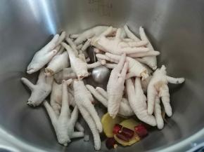放入处理好的鸡爪，